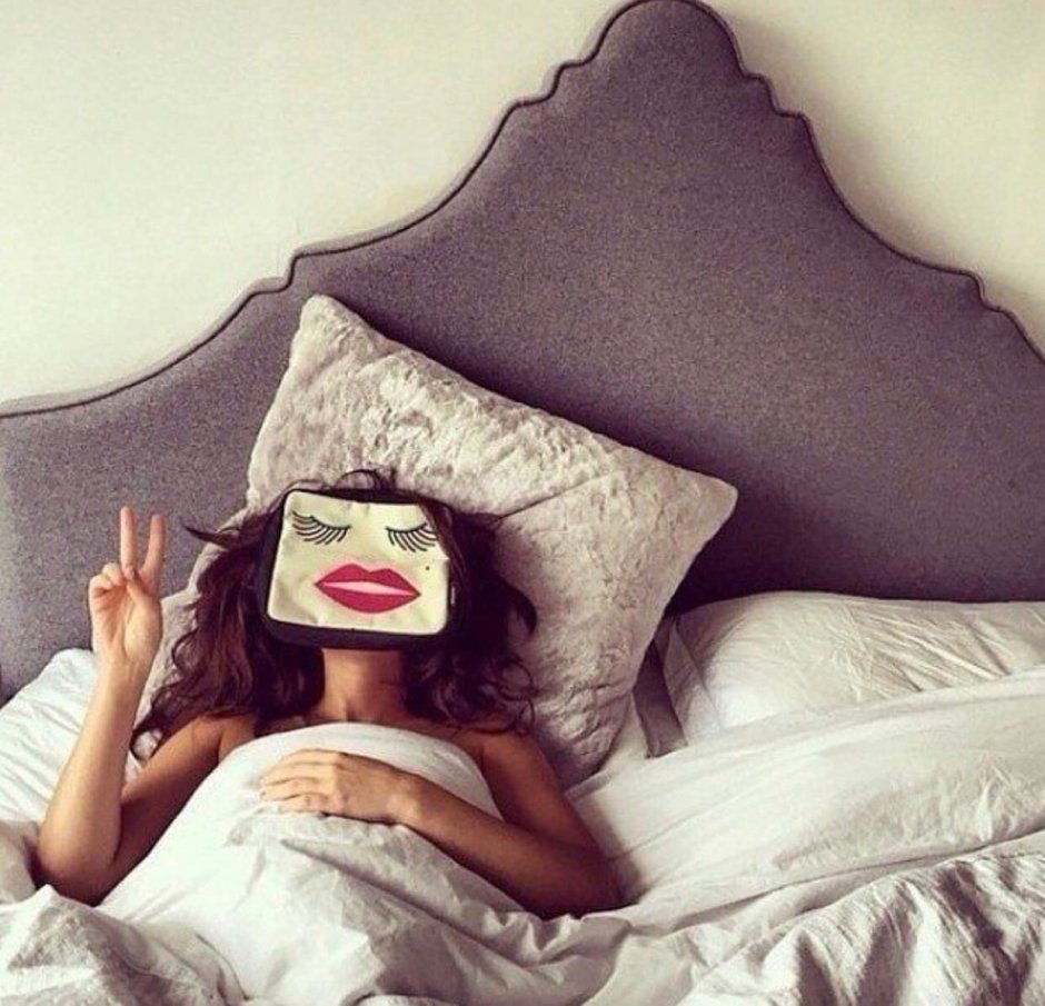 Девушка в маске кровать