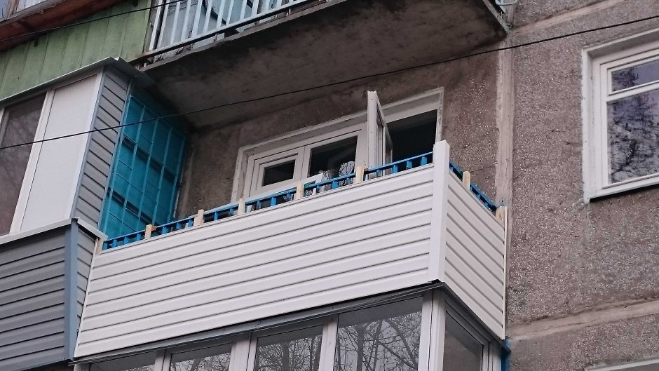Отделка балкона сайдингом