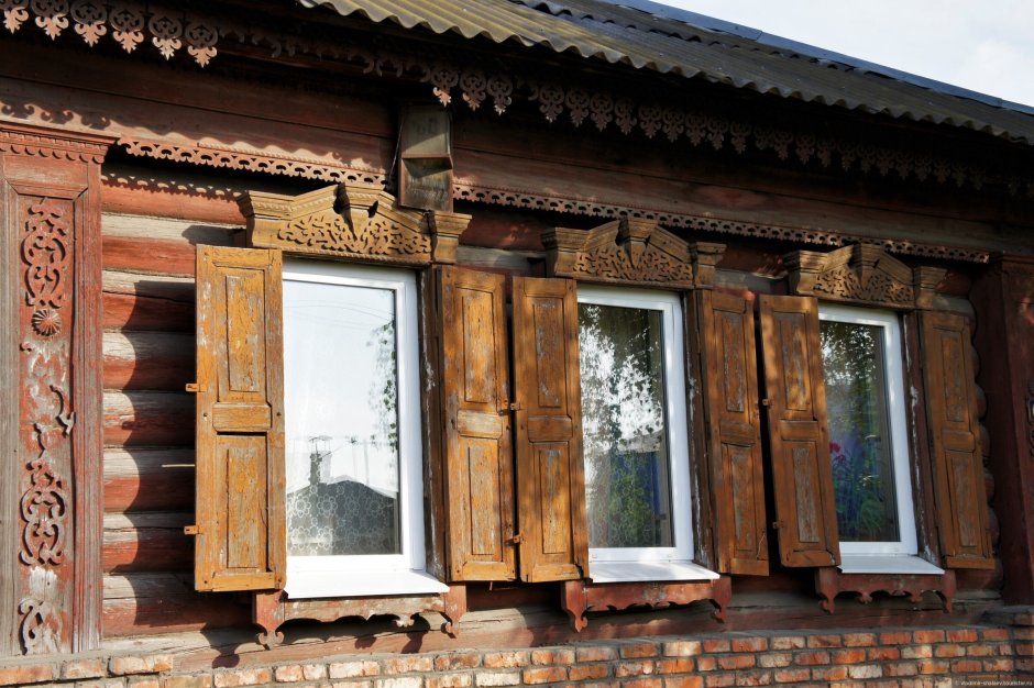 Окна в старый деревянный дом