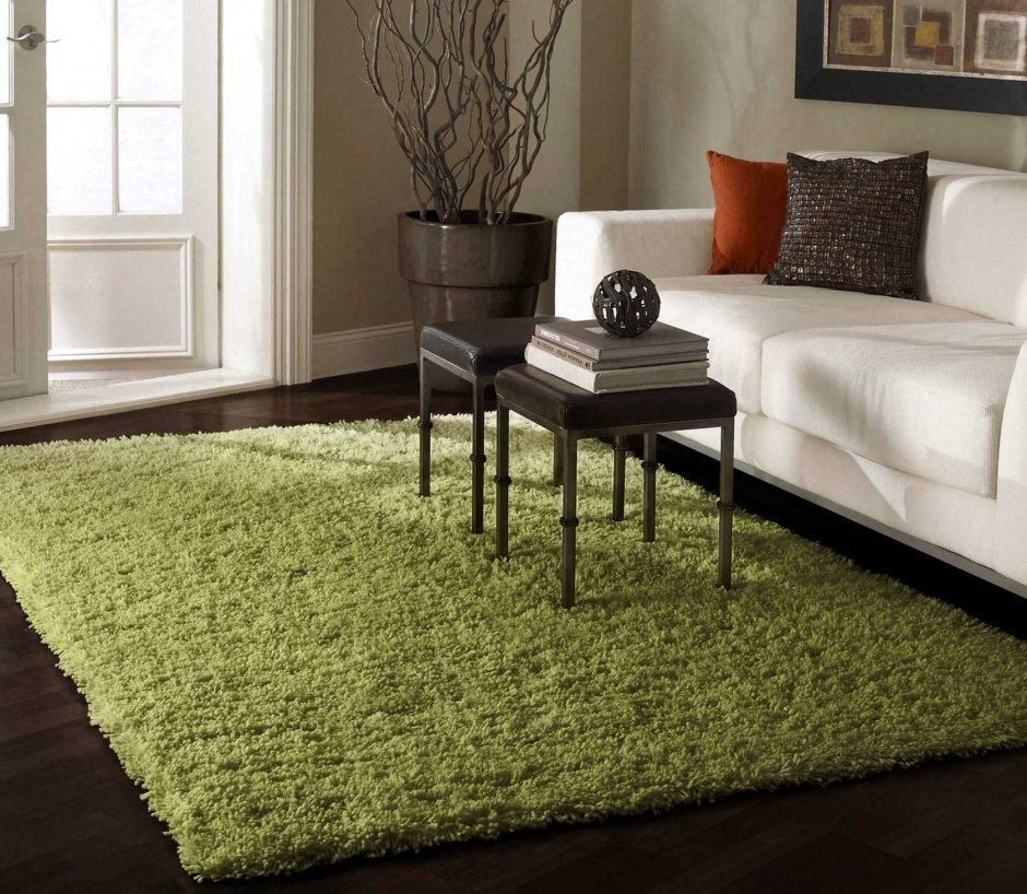 Интерьер с зеленым ковром на полу