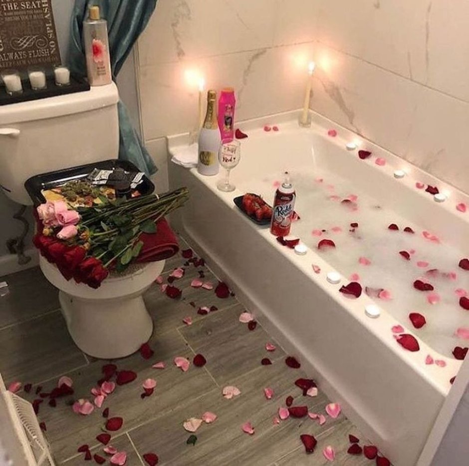 Ванная с лепестками роз и свечами