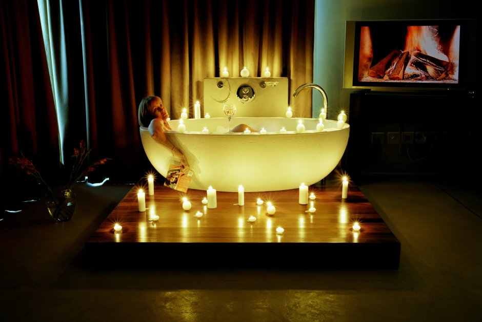 Романтика в ванной со свечами