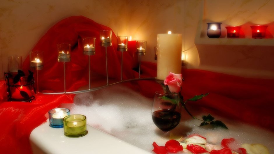 Романтический ужин в ванной при свечах