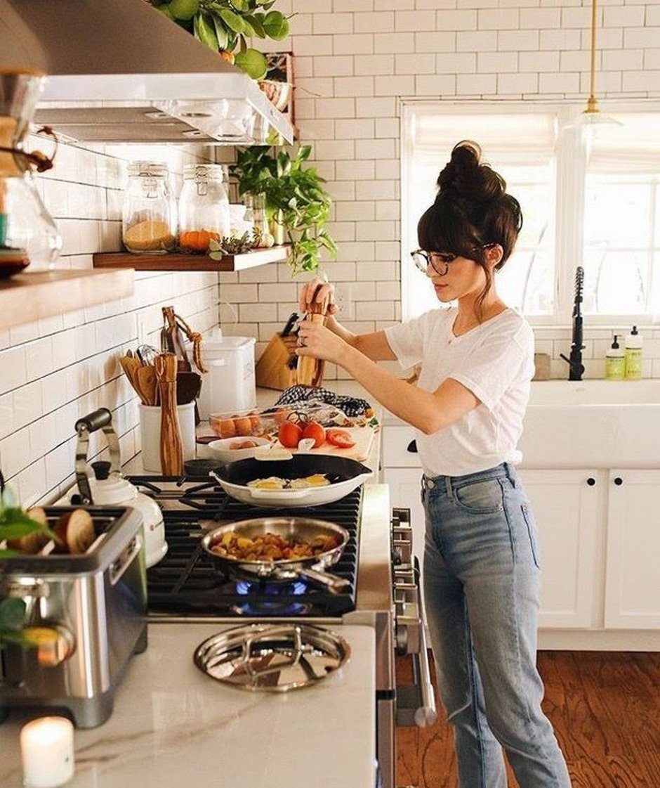 Красивая женщина на кухне