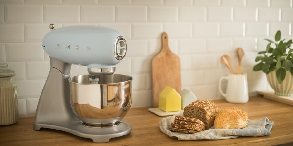 Миксер кухонный Smeg smf02pbeu