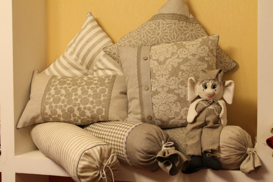 Декоративные подушки с ушками на диван