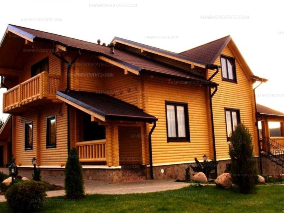 Деревянный дом коричневого цвета