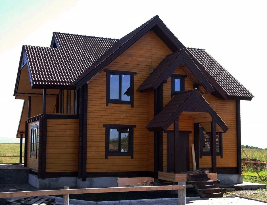 Коричневый деревянный дом