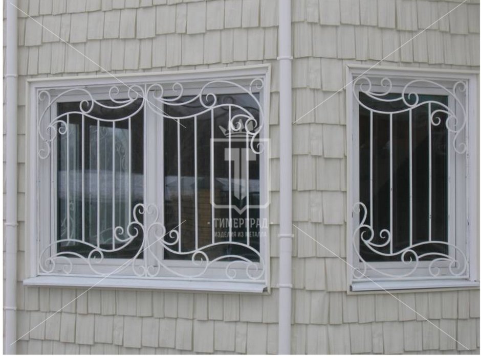 Решетки на окно в магазине белого цвета