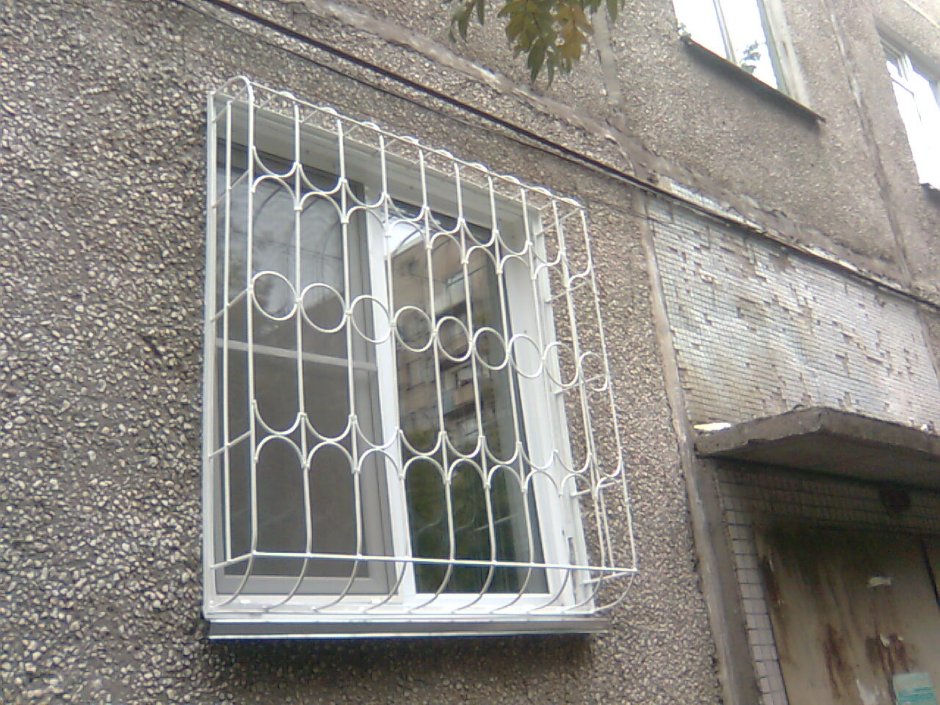 Металлические решётки на окна белого цвета