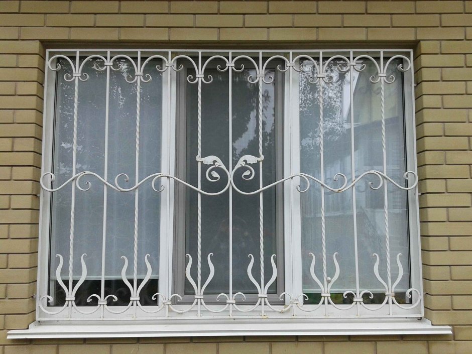 Кованые решетки на окна белые