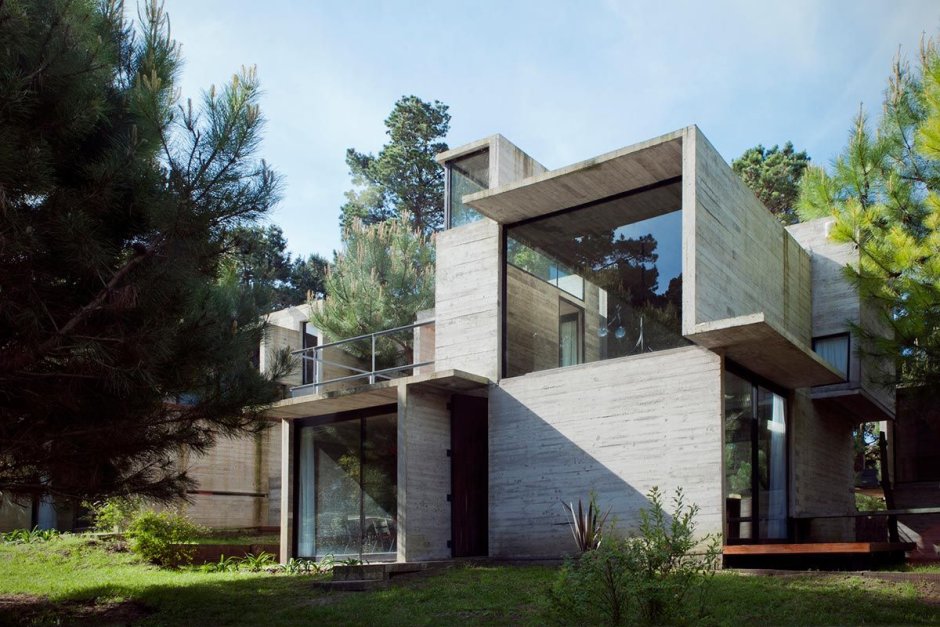 Современный двухэтажный загородный дом из бетона