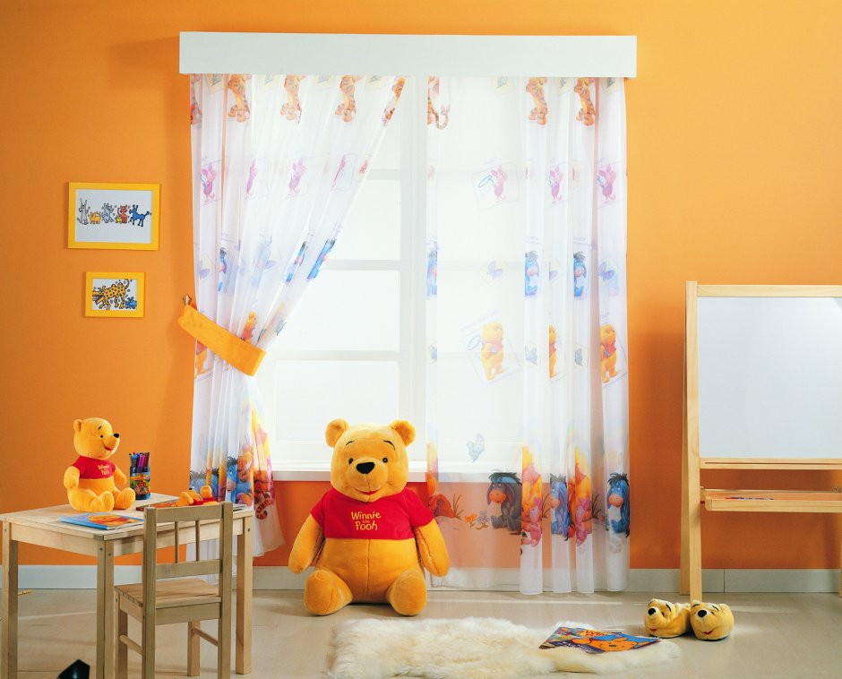 Детская комната с оранжевыми шторами