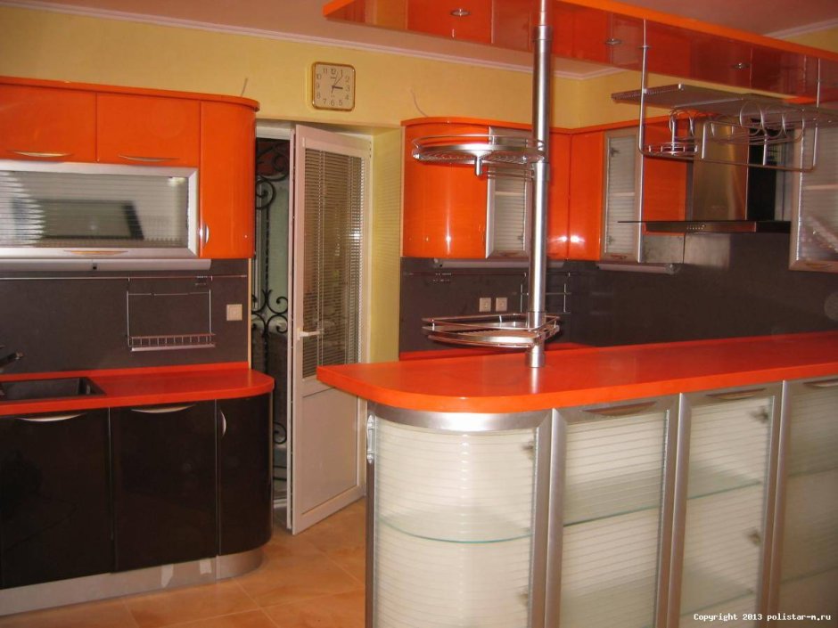 Оранжевая кухня с барной стойкой