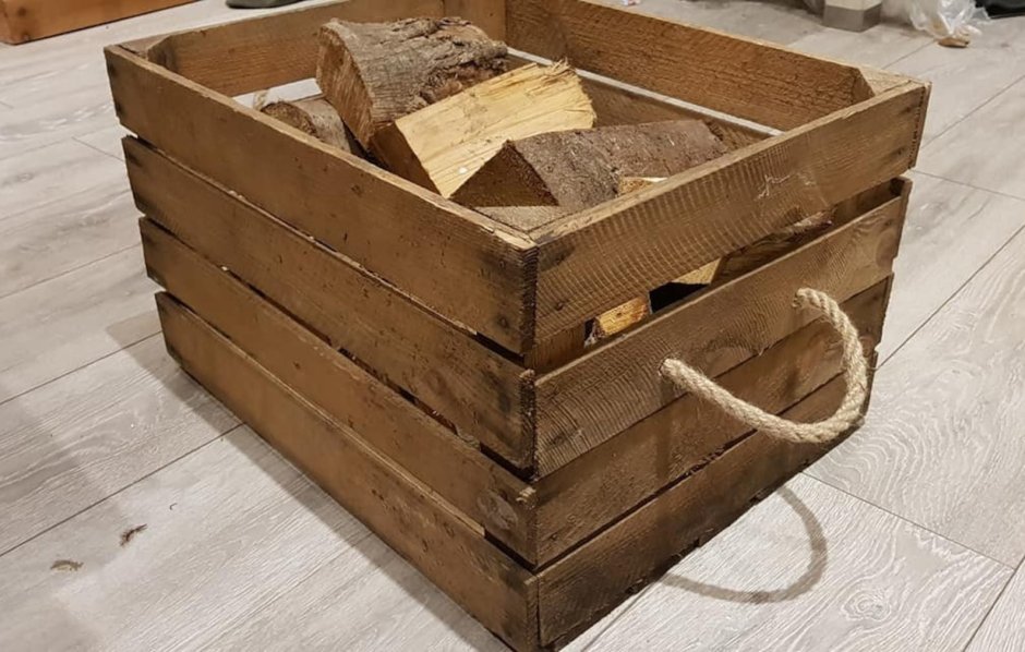 Деревянный ящик для хранения дров