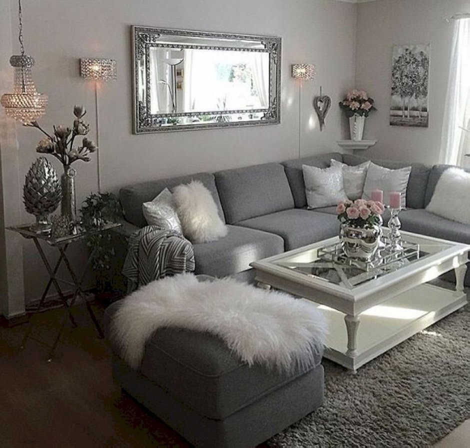 Серый диван с подушками