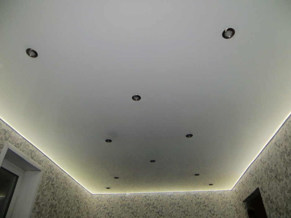 Потолок с черными светильниками
