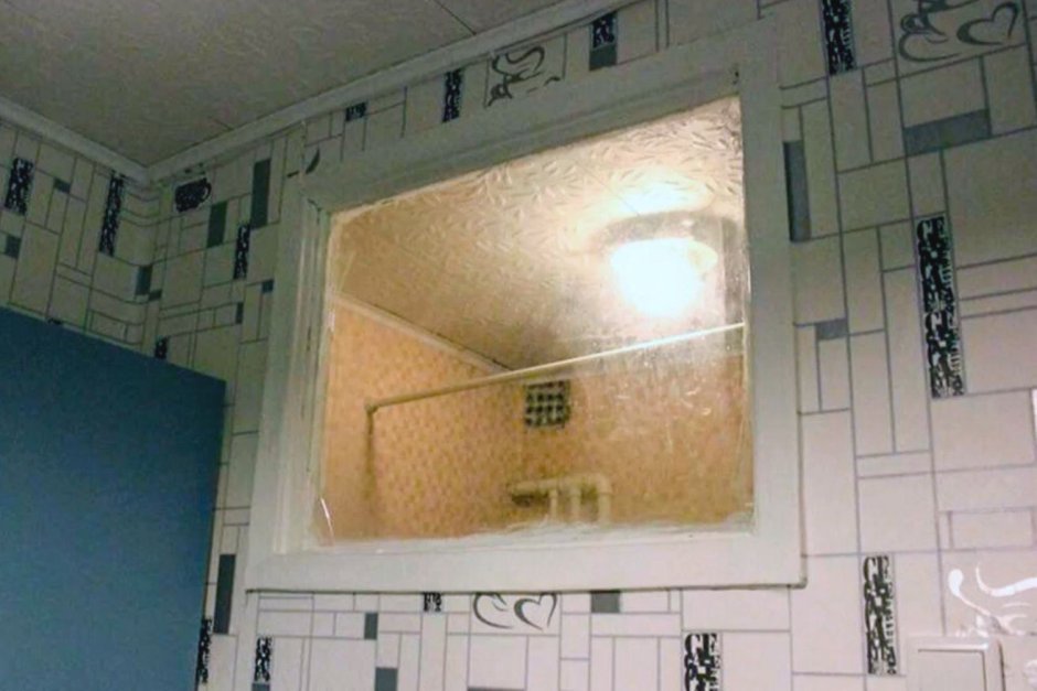 Окно из кухни в ванную
