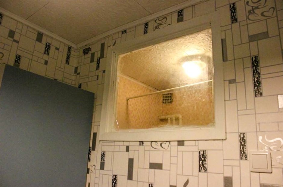 Окно между ванной и кухней