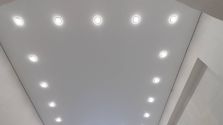 Расположение лампочек на натяжном потолке в зале