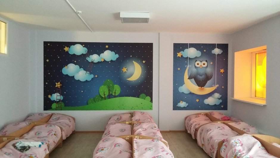 Стены в спальне в детском саду