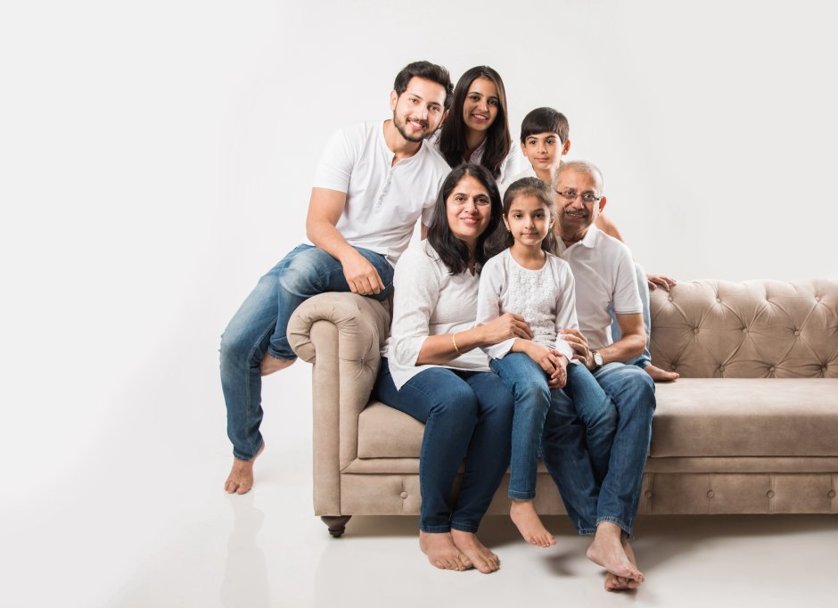 Счастливая семья на диване