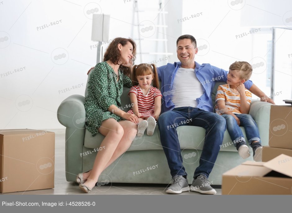 Семья сидит на диване