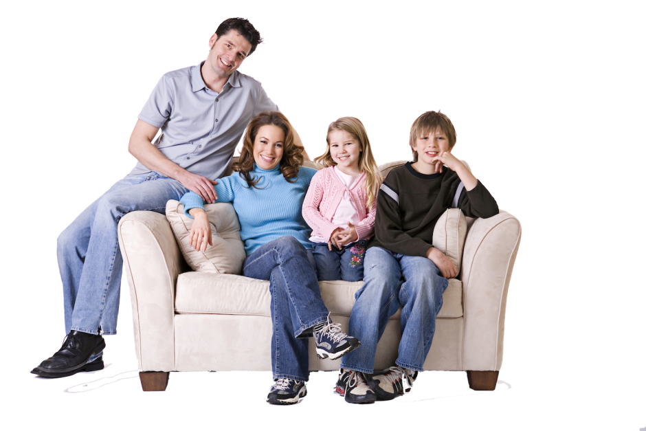 Счастливая семья на диване