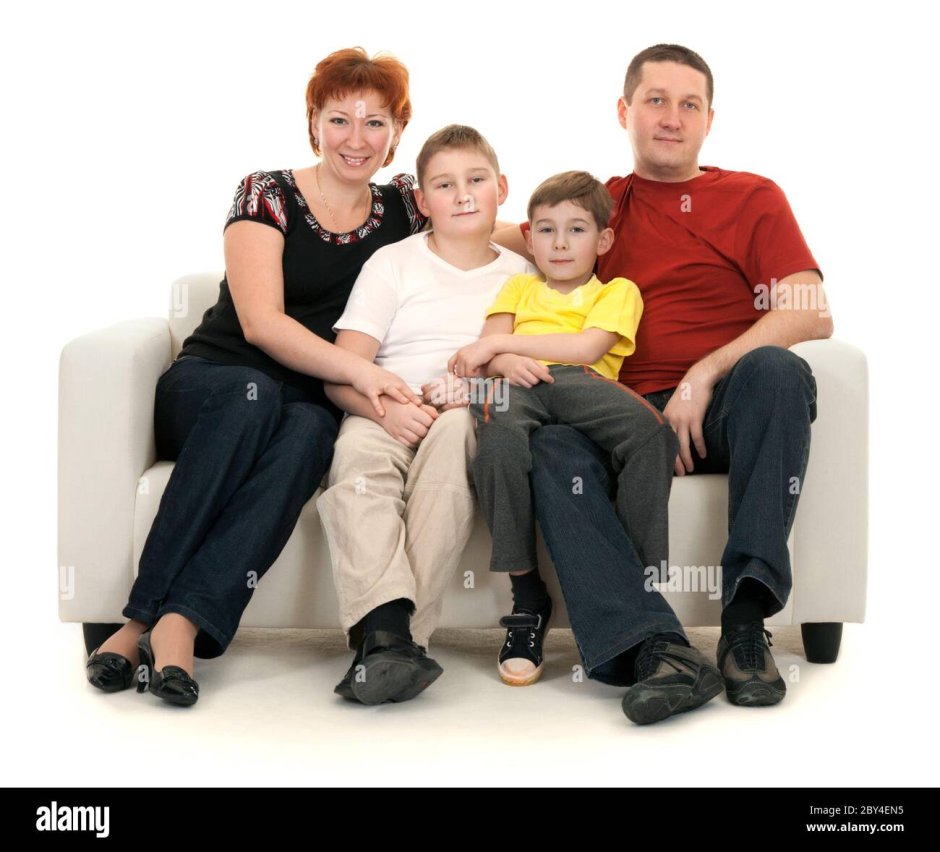 Довольная семья на диване