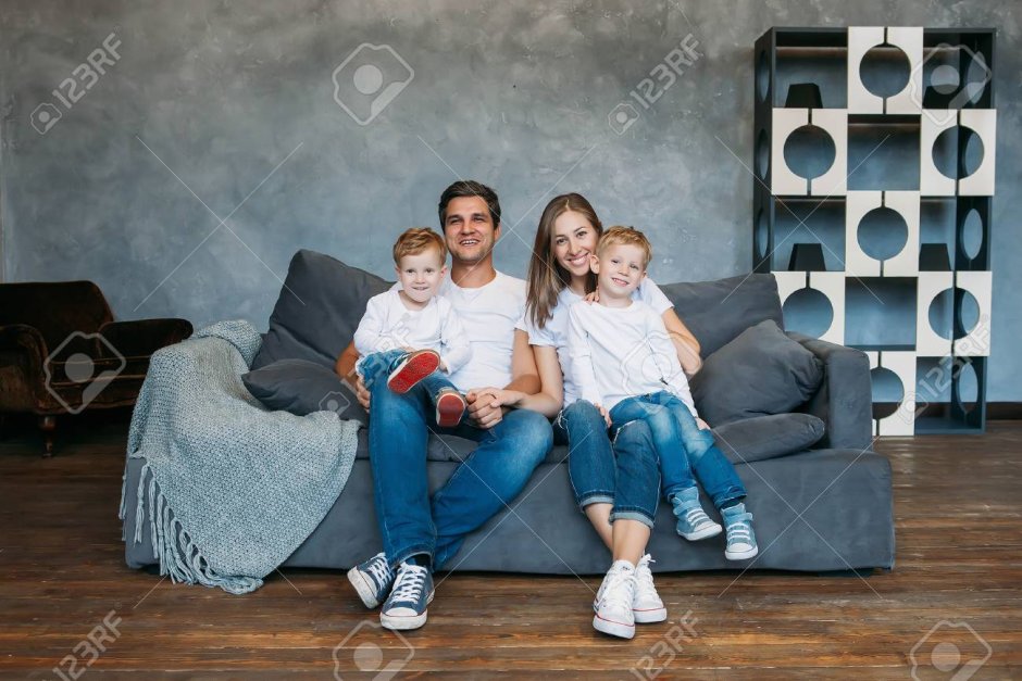 Человек на диване с семьей