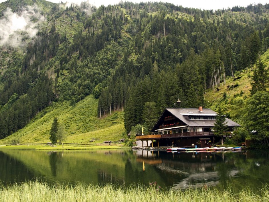 Большой дом в горах у озера