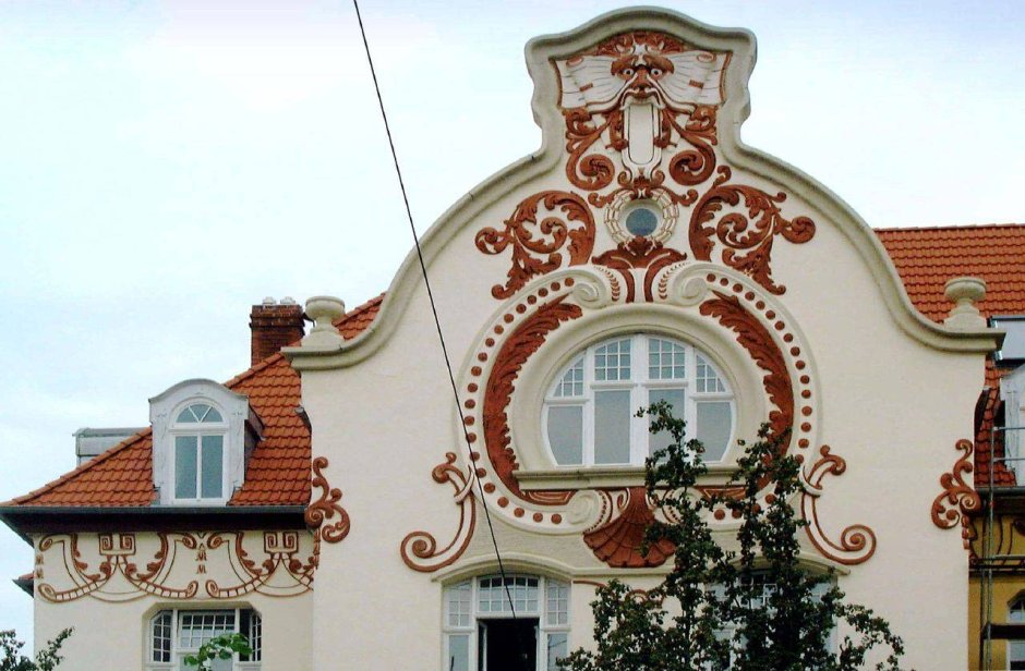 Здание ар-нуво в Германии в стиле Модерн с большим лицом на фасаде