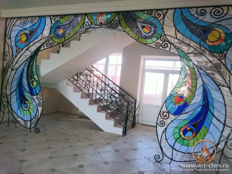Витраж в стене на лестнице
