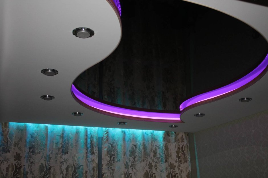 Натяжные потолки двухуровневые с подсветкой для зала