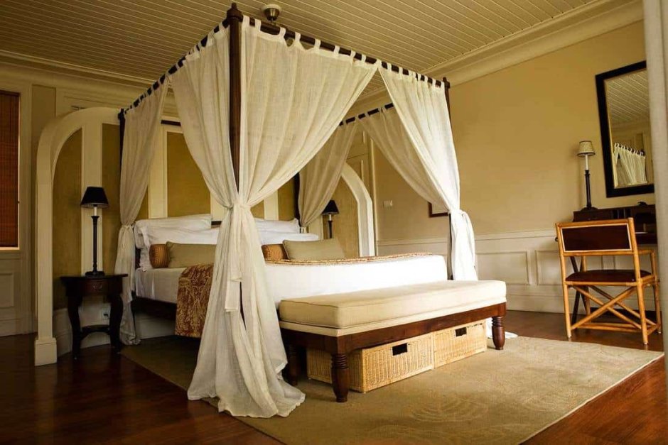 Кровать с балдахином в колониальном стиле