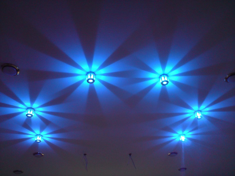 Схема расположения точечных светильников на потолке