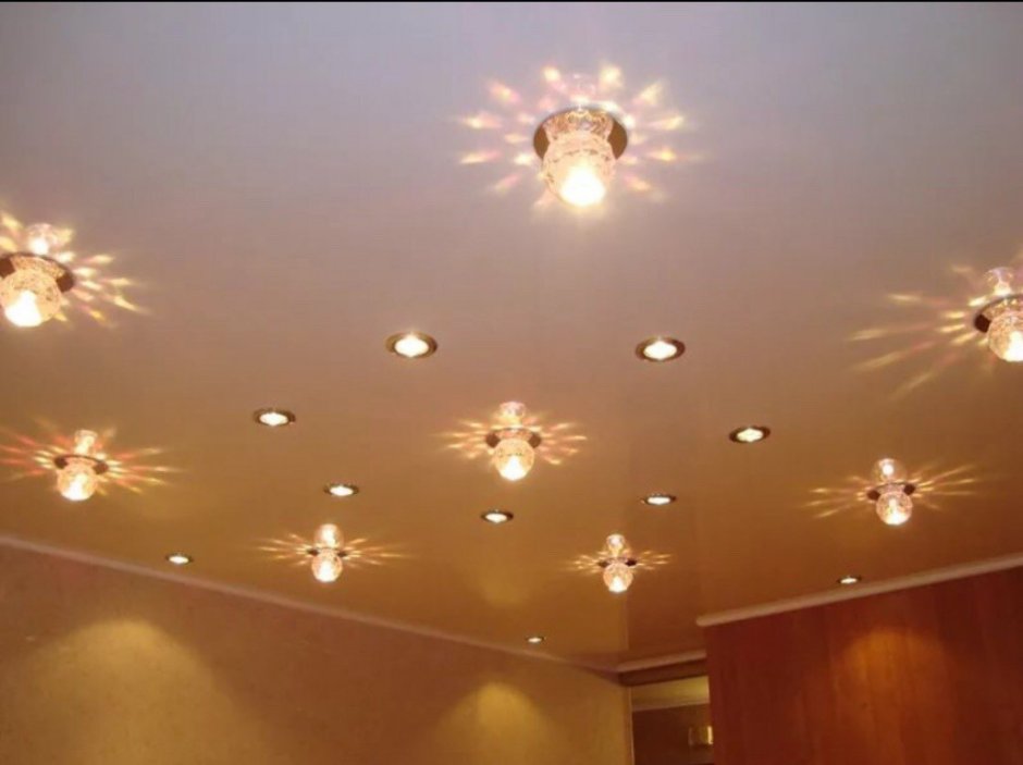 Расположение точечных светильников на потолке