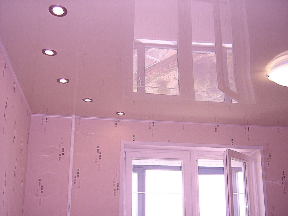 Одноуровневый натяжной потолок с точечными светильниками