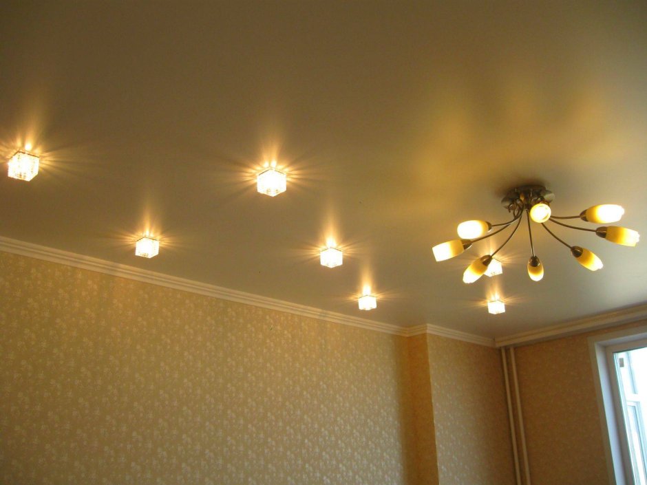 Расположение точечных светильников на натяжном потолке в зале
