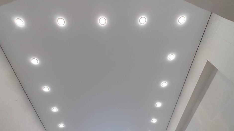 Натяжной потолок в спальне с точечными светильниками
