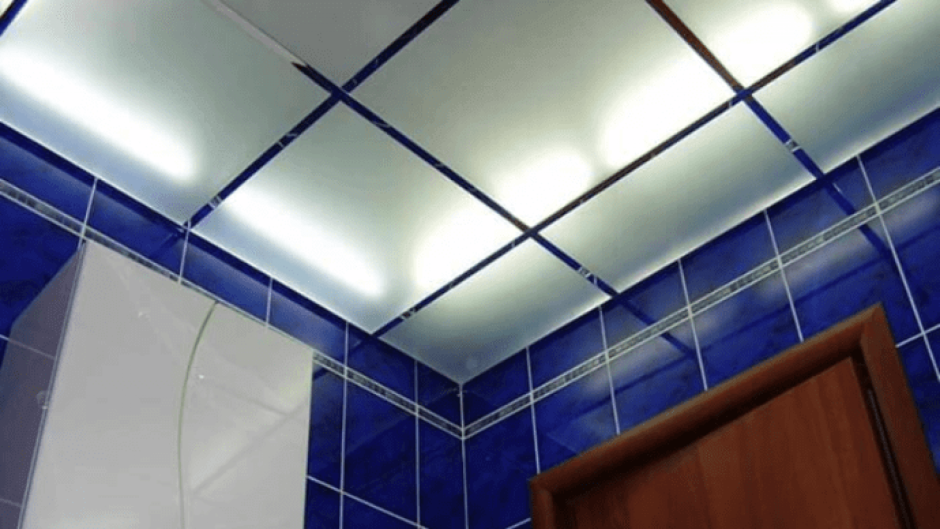 Мансардный потолок в ванной