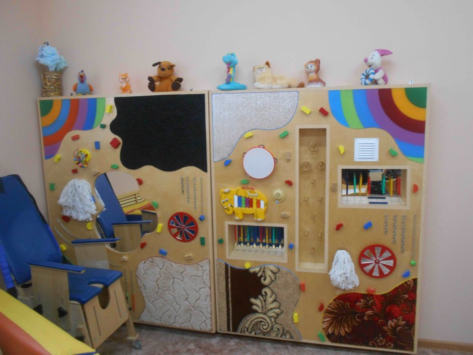 Развивающая стена в детском саду