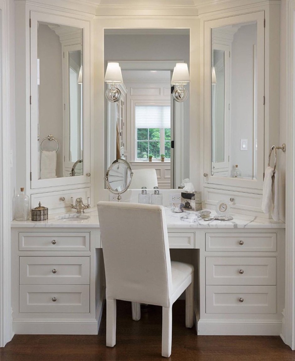 Туалетный столик с зеркалом в гардероб