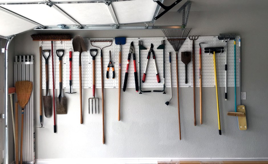 Хранение инструмента на стене в гараже