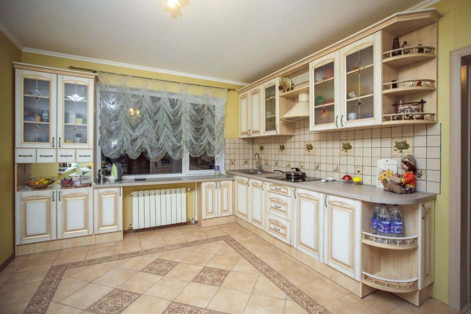 Кухни классика с окном