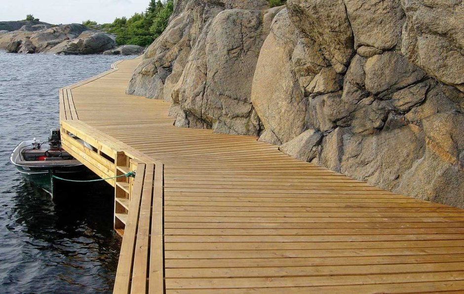 Деревянный настил у воды