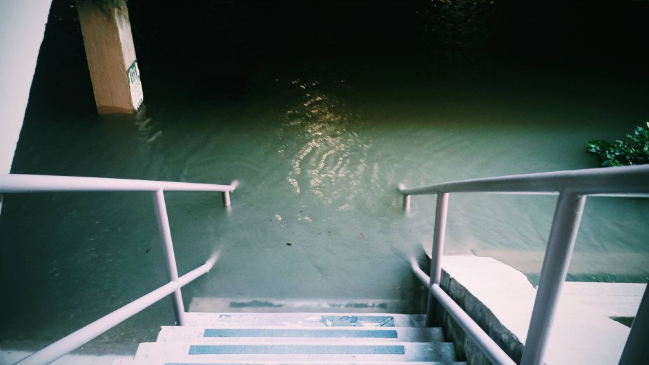 Лестница в воду
