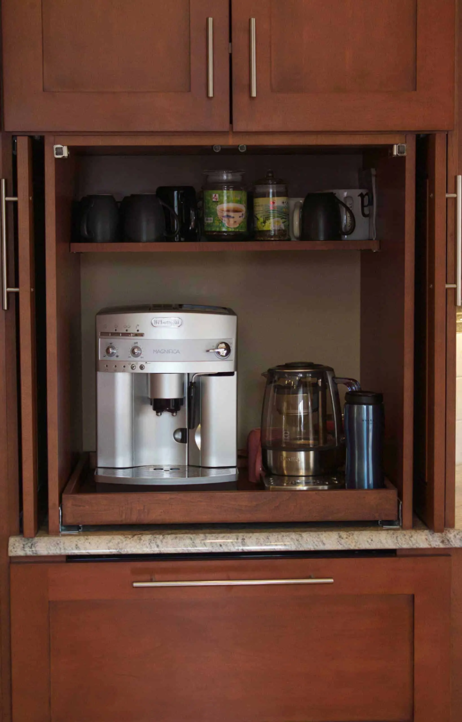 Шкаф для кофемашины на кухне
