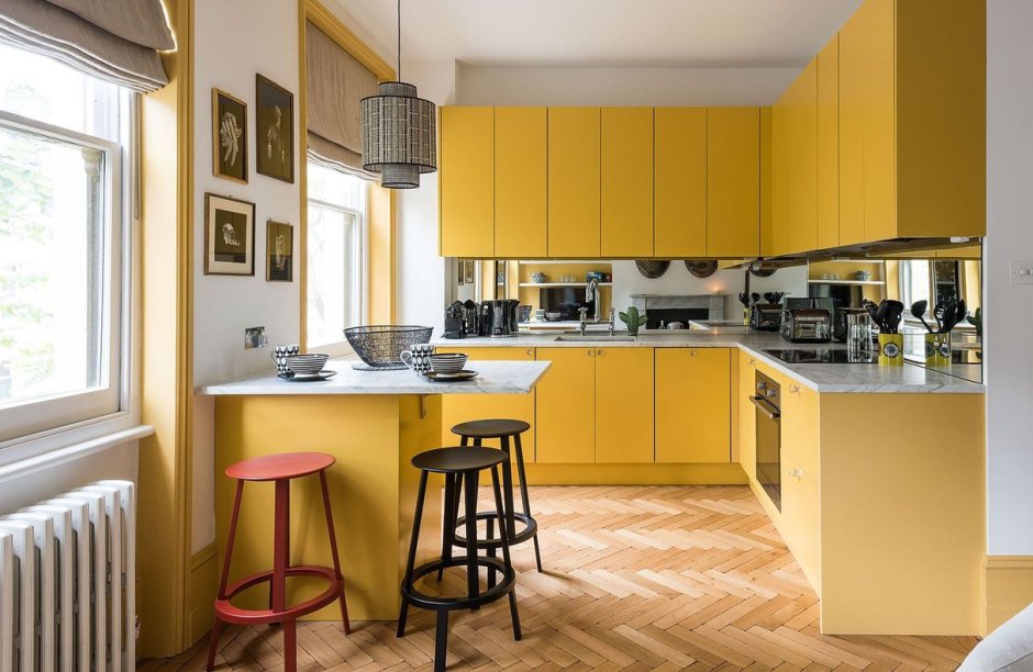 Желтая кухня гостиная
