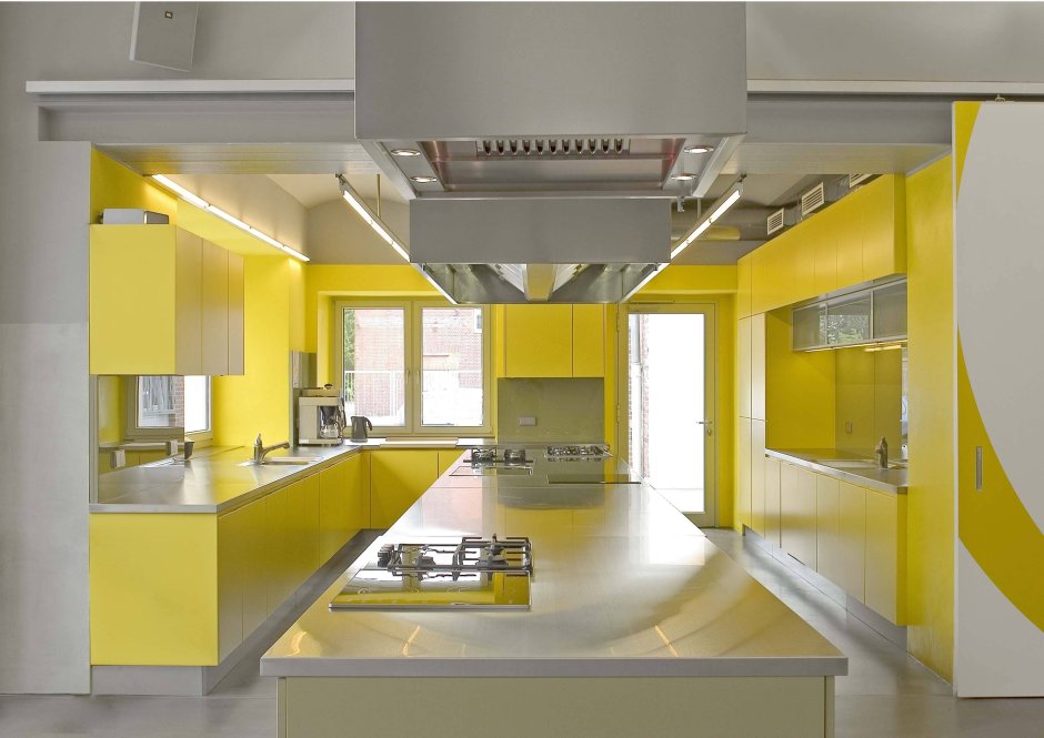 Сочетание серого и желтого в интерьере кухни